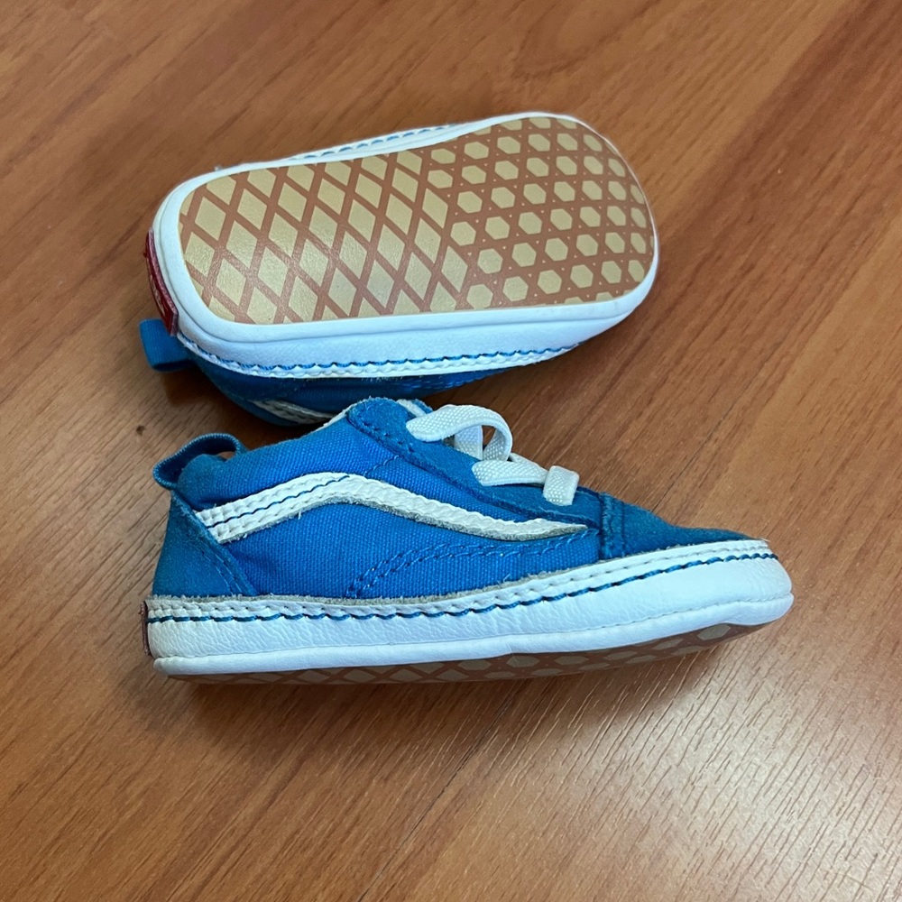 Vans Infant Old Skill Crib Shoes Blue and white Size 4